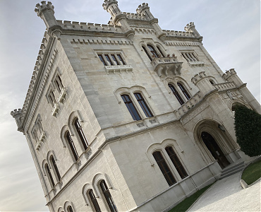 TÁRSASHÁZAK: A gangos háztól a kertvárosig... - A képen látható Miramari kastély még nem került albetétesítésre, de a társasházakkal kapcsolatos jogi képviselet tekintetében közel 15 éves tapasztalattal rendelkezünk, legyen szó lakógyűlésról, szervezeti és működési szabályzatról, vagy közös költség elmaradás kezeléséről. Keresse irodámat!